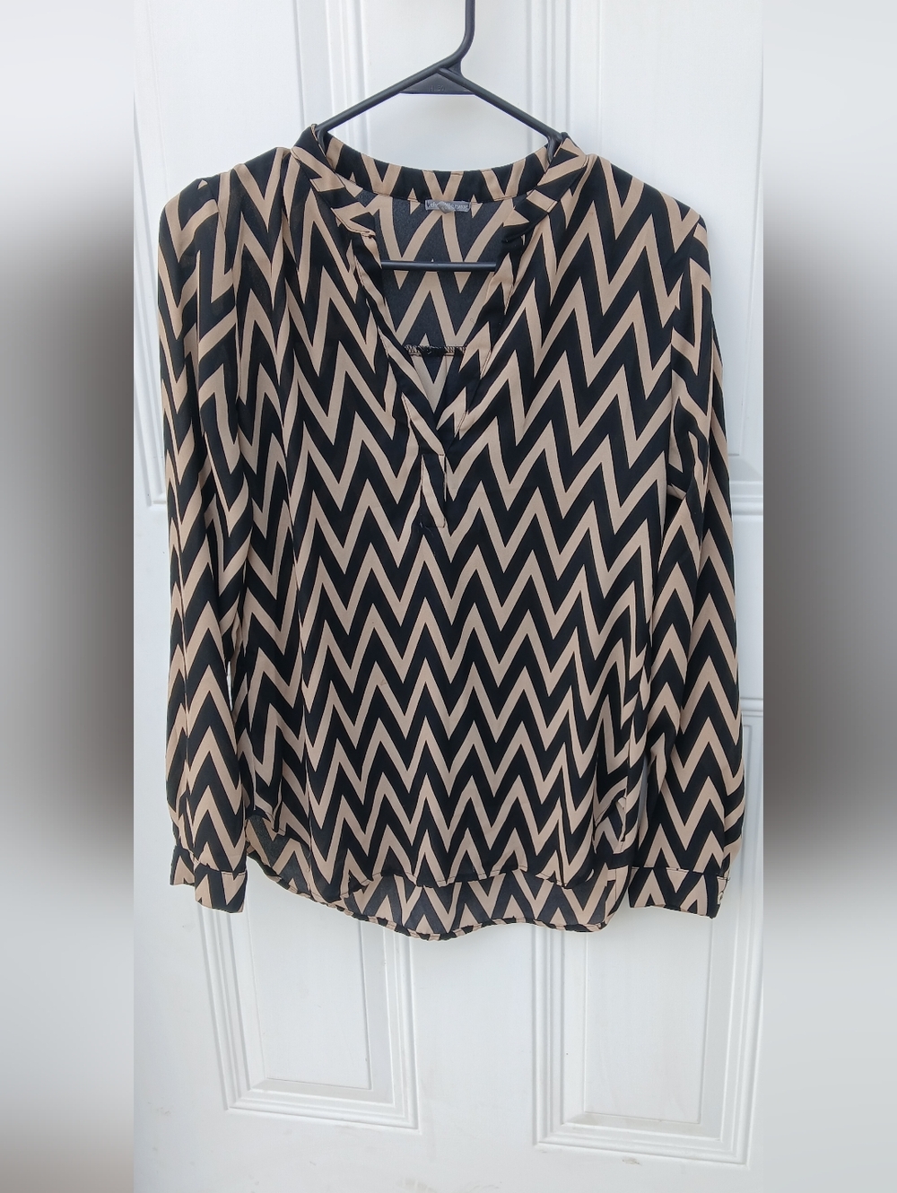 Charlotte Russe Black & Beige Chevron V-Neck Blouse
